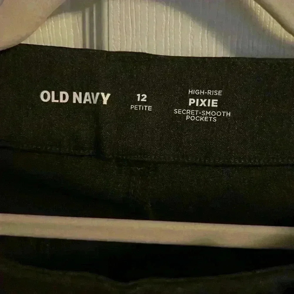 Old Navy high rise Pixie secret smooth pants - petite - Picture 2 of 5